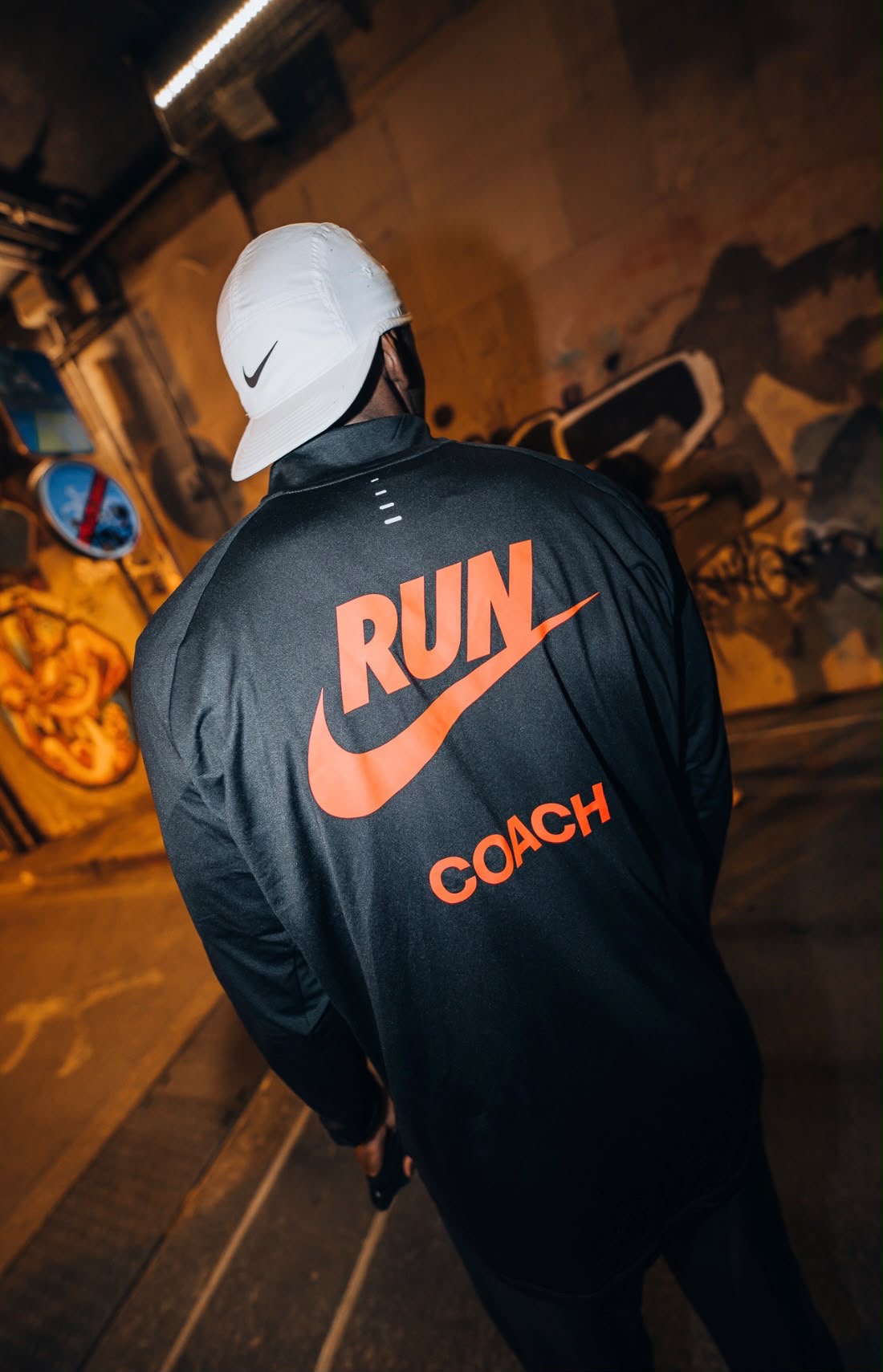 Lucio en tenue de coach Nike Running